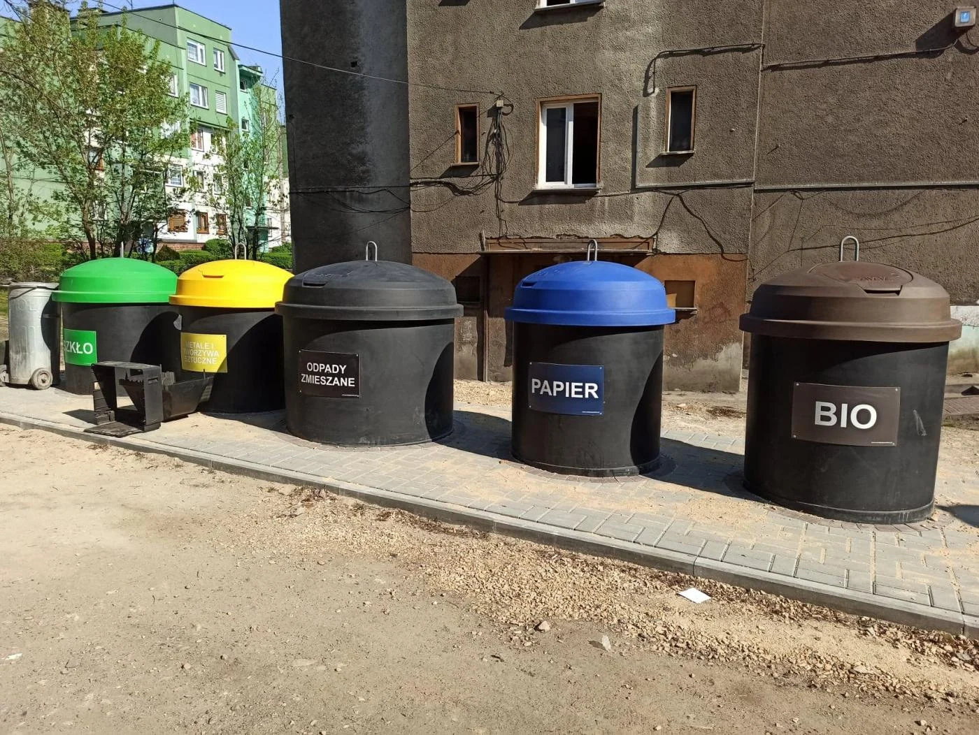 Pojemniki półpodziemne na ulicy Janty w Piekarach Śląskich