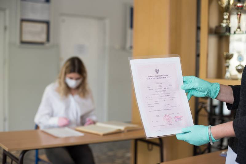 Tyscy maturzyści odebrali świadectwa