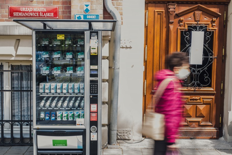 Na siemianowickim Rynku Miejskim działa maseczkomat