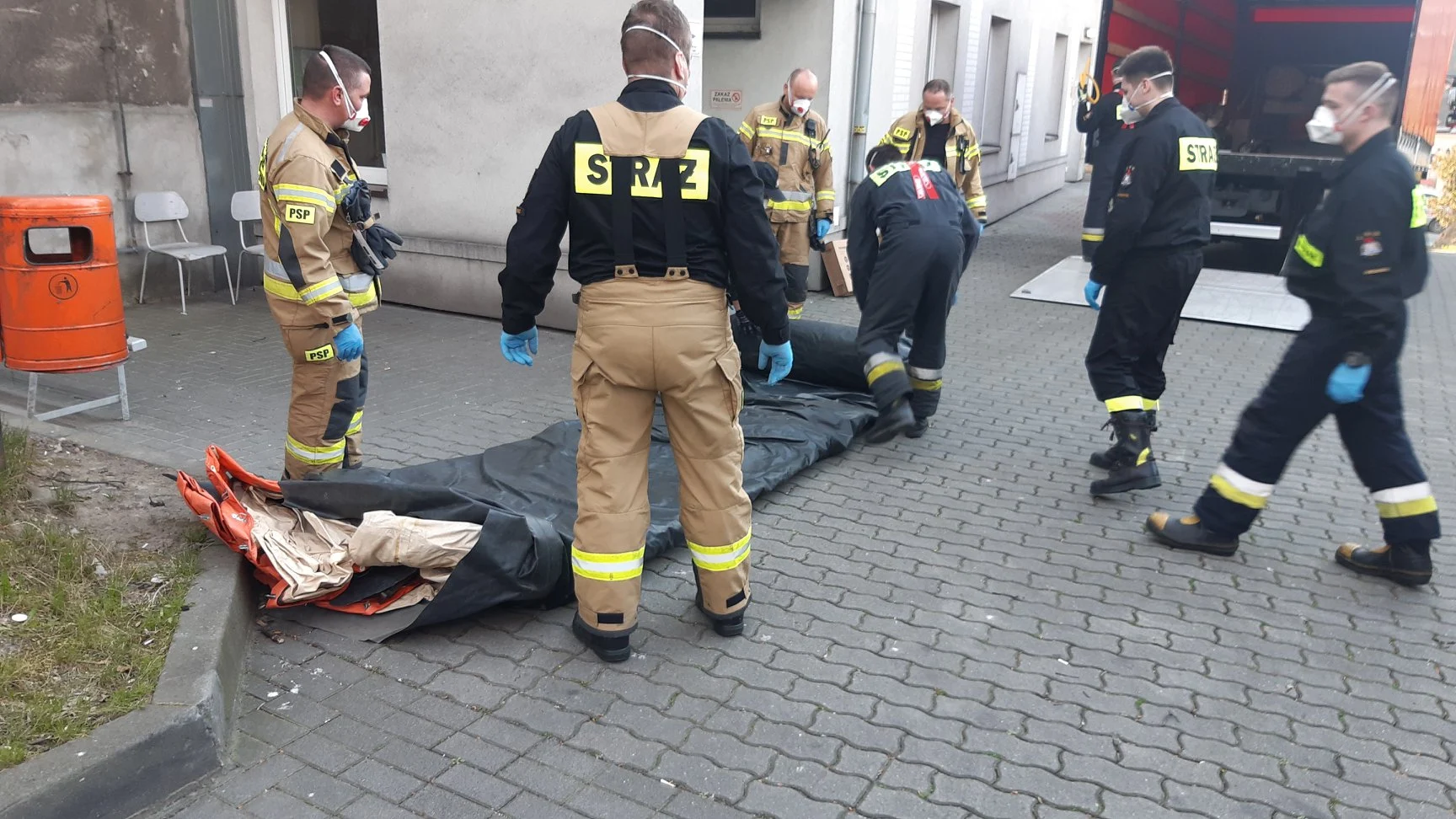 Strażacy wspomagają szpitale w działaniach związanych z walką COVID-19