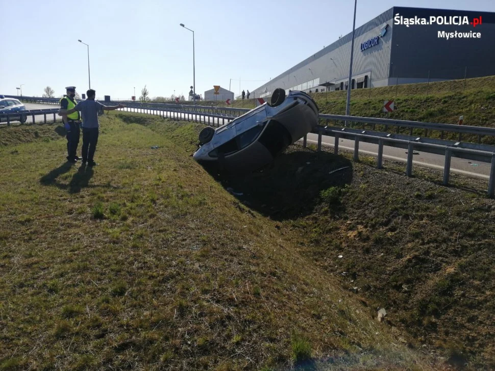 Na S1 dachował samochód