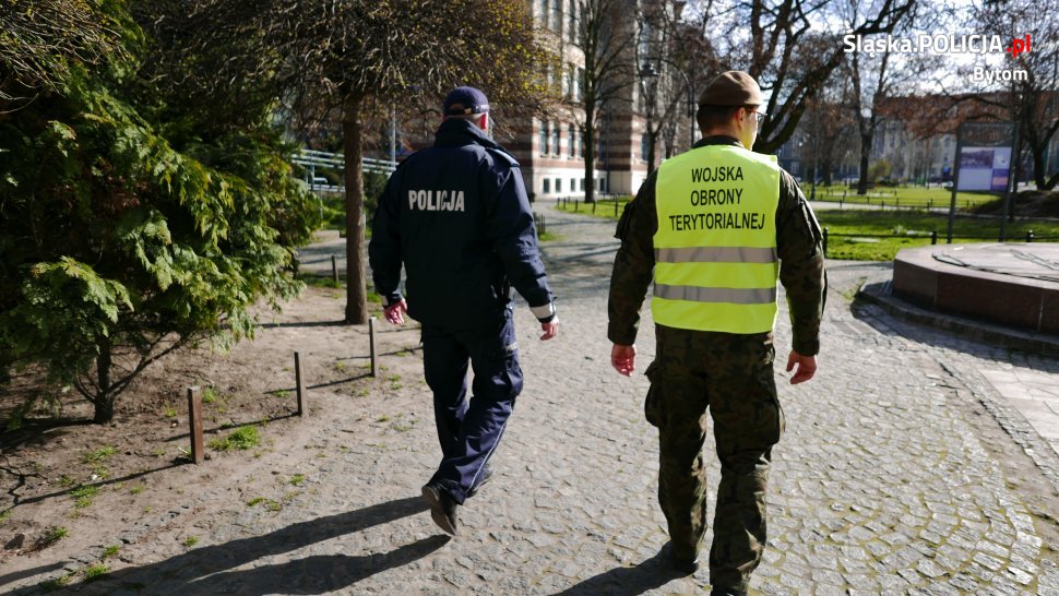 Policjanci i żołnierze na ulicach Bytomia
