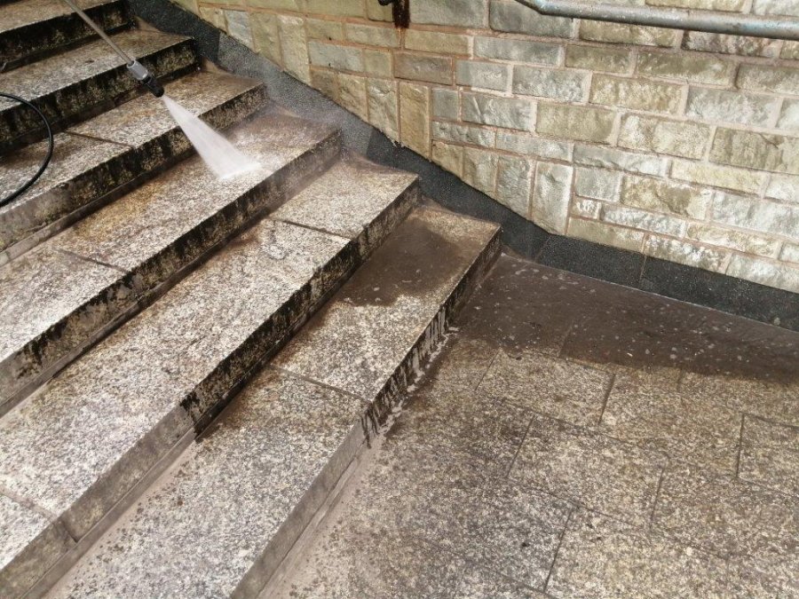 Przejścia podziemnie w Bytomiu - trwa czyszczenie