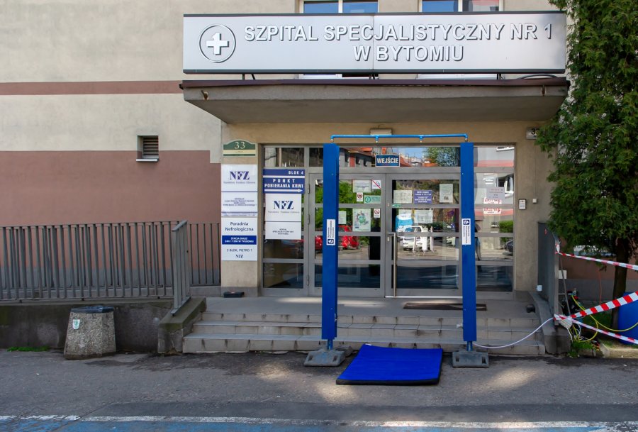 Kurtyny odkażające stanęły przed szpitalami w Bytomiu