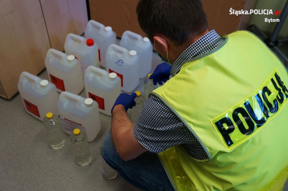 Policjanci przekazali 48 litrów spirytusu na walkę z COVID-19