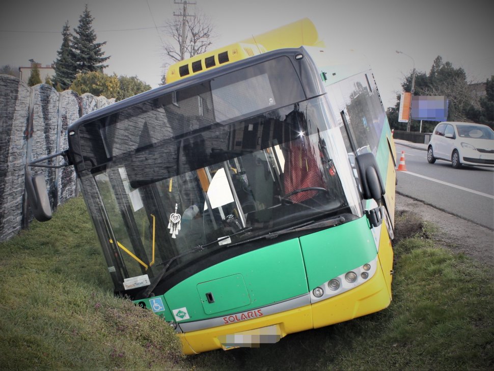 Kolizja miejskiego autobusu. Kierującego czeka grzywna.