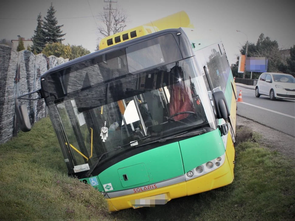 Kolizja miejskiego autobusu. Kierującego czeka grzywna.
