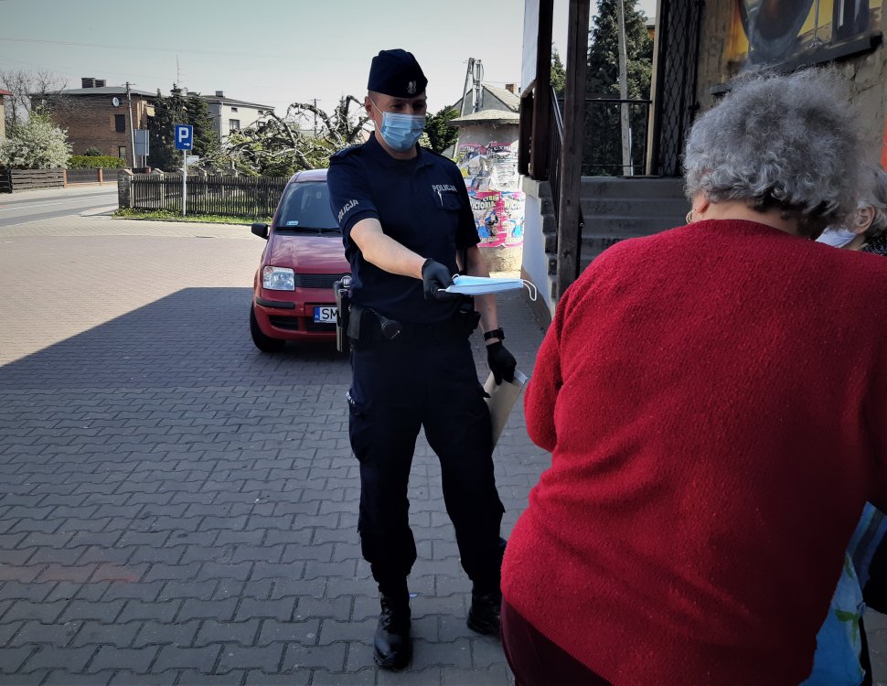 Dzielnicowy rozdawał maseczki ochronne w Mikołowie