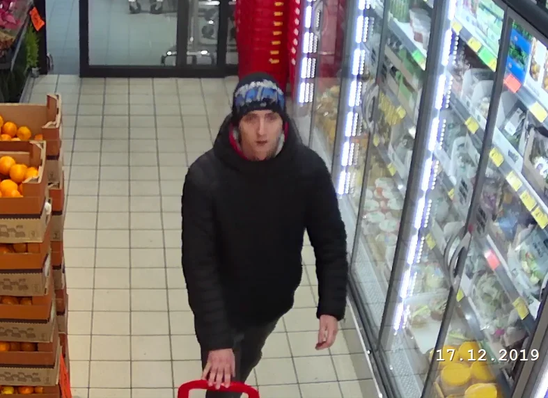 Ten mężczyzna podejrzany jest o kradzież w sklepie spożywczym. Rozpoznajesz go?