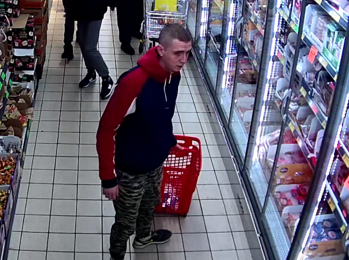 Ten mężczyzna podejrzany jest o kradzież w sklepie spożywczym. Rozpoznajesz go?