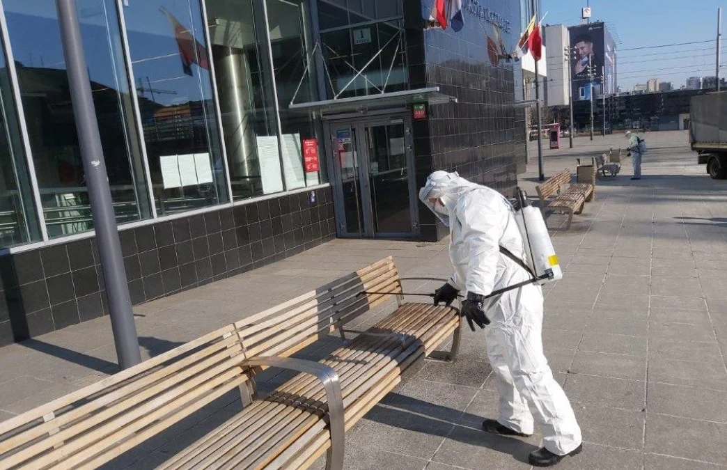 Katowice: Trwają regularne dezynfekcje przystanków, małej architektury i stref pieszych