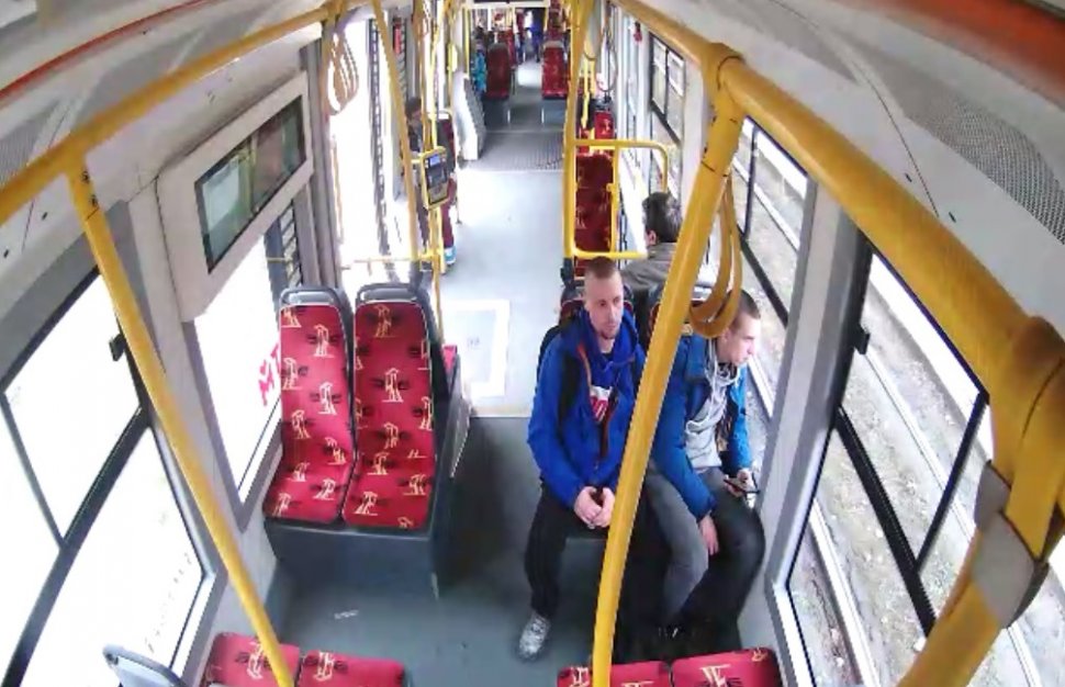 Wizerunek podejrzewanych o kradzież roweru górskiego sprzed apteki e centrum Katowic.