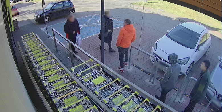 Publikujemy wizerunek podejrzewanych o kradzież w sklepie. Rozpoznajesz ich?