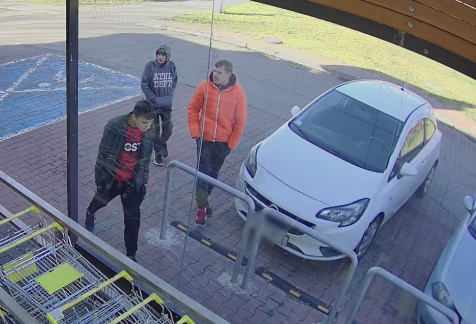 Publikujemy wizerunek podejrzewanych o kradzież w sklepie. Rozpoznajesz ich?