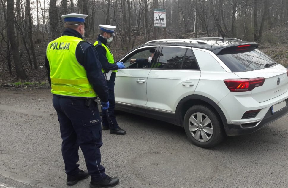 Katowiccy policjanci kontrolują i konsekwentnie egzekwują nowe przepisy prawa