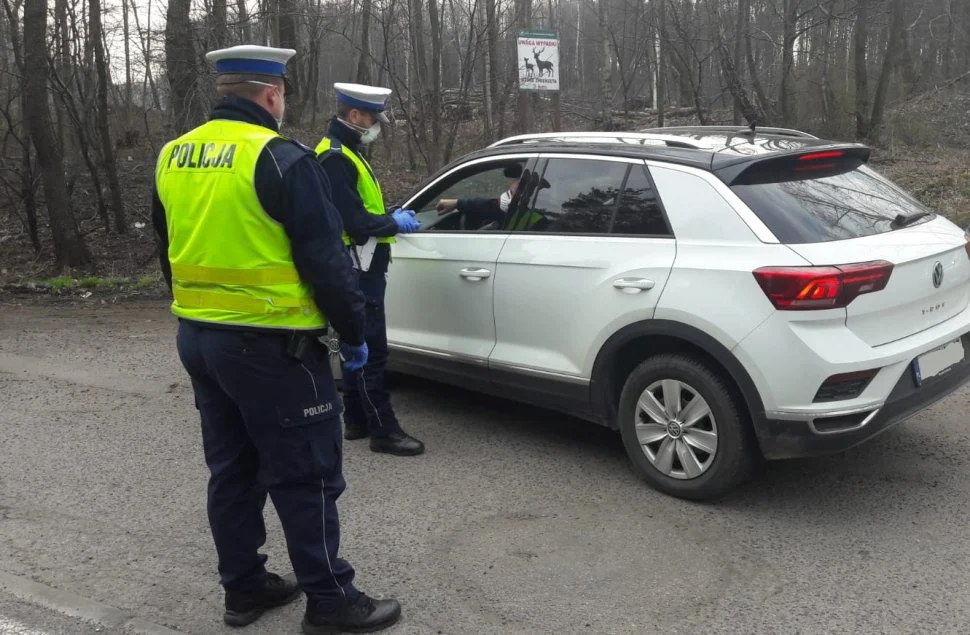 Katowiccy policjanci kontrolują i konsekwentnie egzekwują nowe przepisy prawa