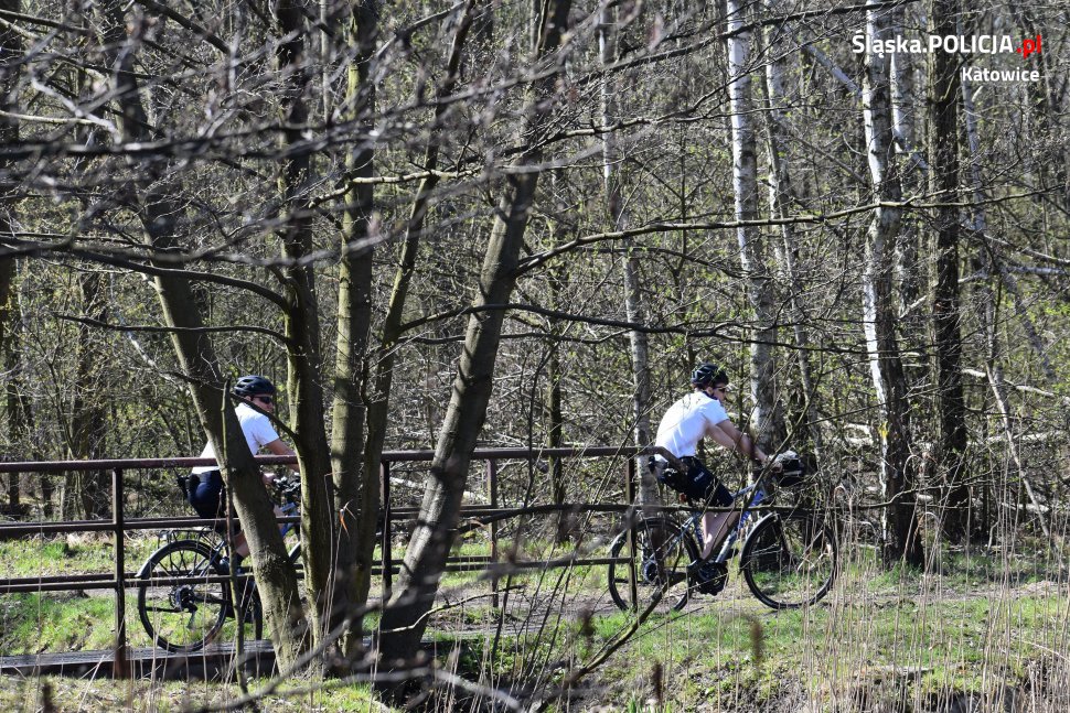 Policyjne patrole rowerowe kontrolują katowickie parki