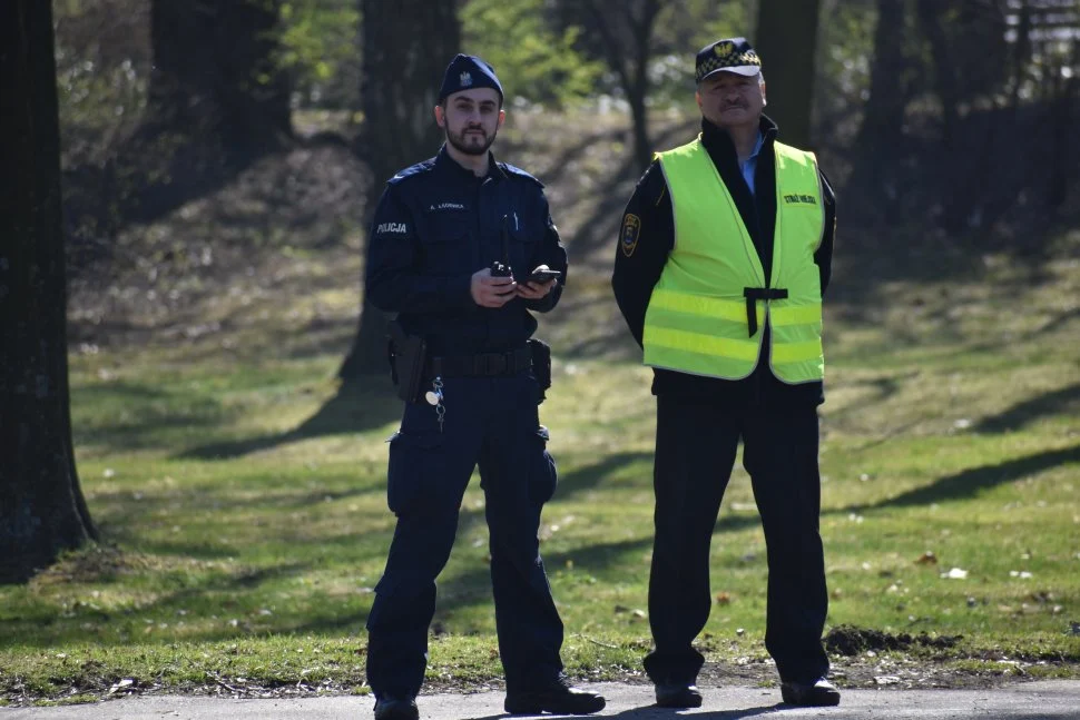 Policjanci i strażnicy wspomagani przez mobilne centrum monitoringu