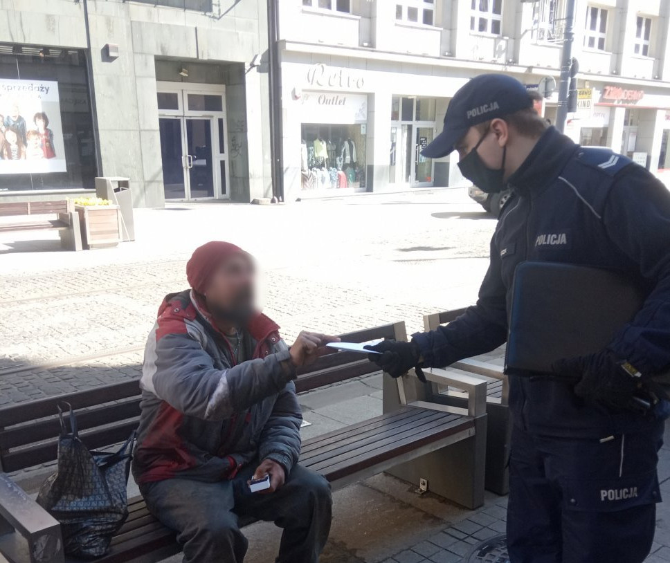 Katowiccy policjanci rozdawali maseczki osobom bezdomnym