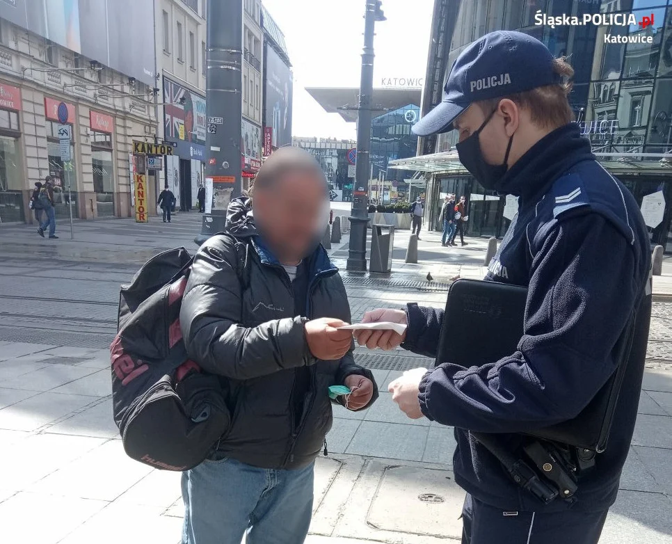 Katowiccy policjanci rozdawali maseczki osobom bezdomnym