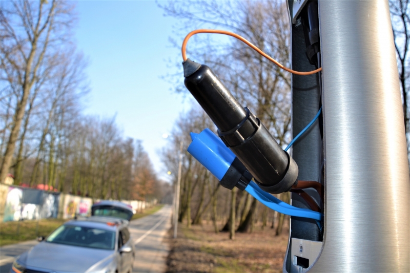 Aleja Leśna w Parku Śląskim w pełni oświetlona