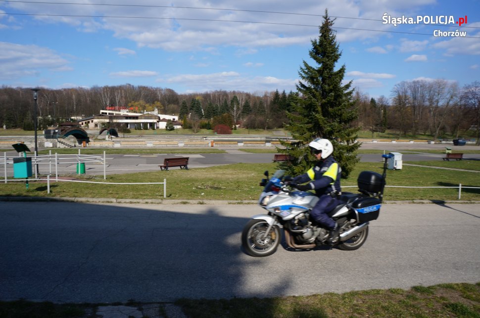 Policjanci i żołnierze patrolują miasto - #ZOSTANCIEWDOMU