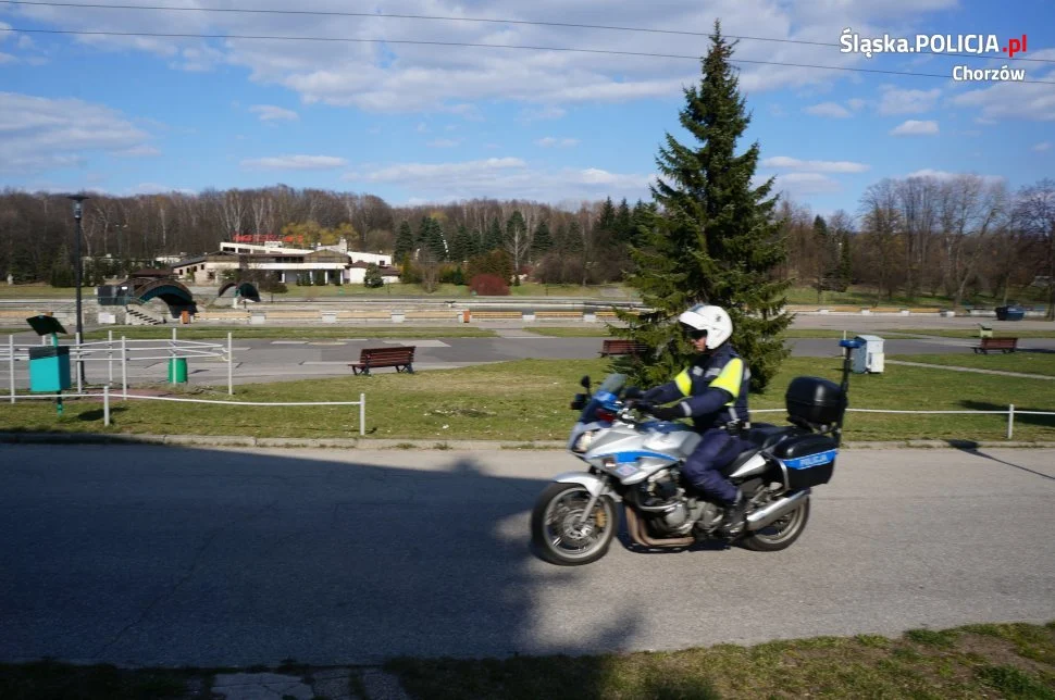 Policjanci i żołnierze patrolują miasto - #ZOSTANCIEWDOMU