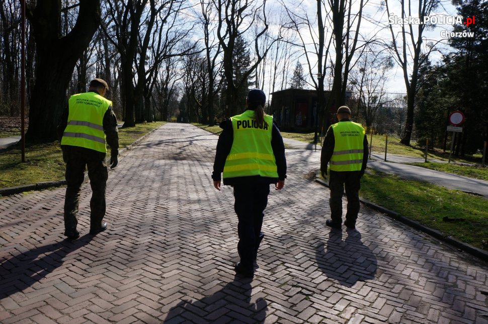 Policjanci i żołnierze patrolują miasto - #ZOSTANCIEWDOMU
