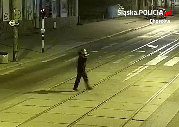 Ranił pracownika lokalu i skradł dwa telefony komórkowe oraz pieniądze. Rozpoznajesz go?