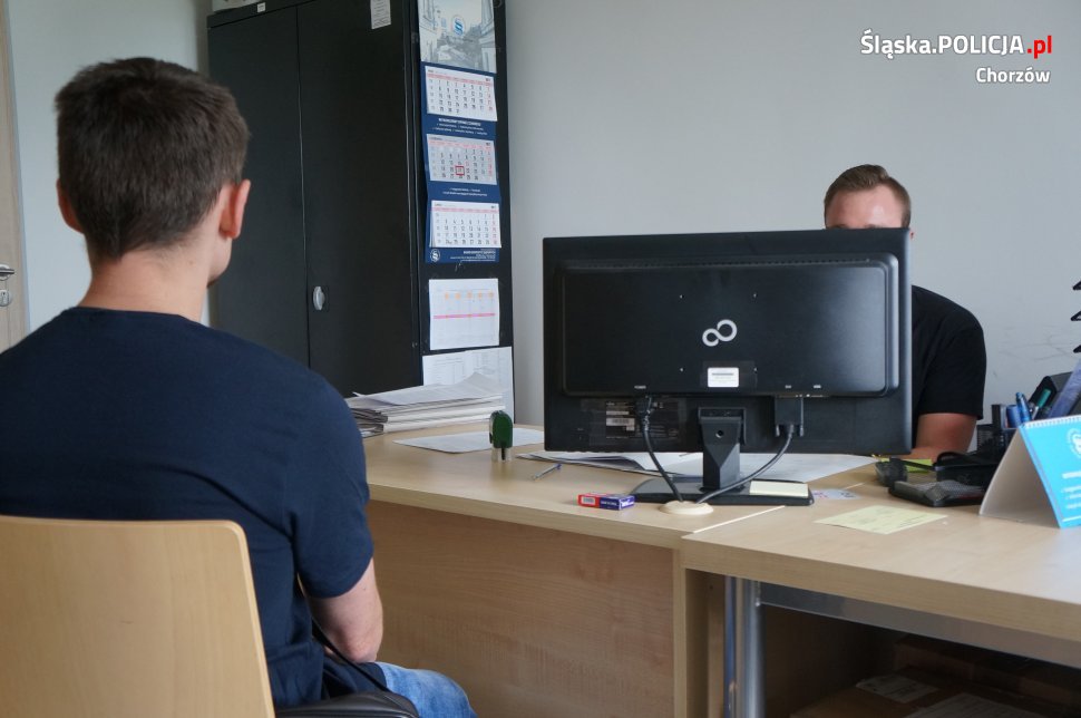 Policjanci z Chorzowa zatrzymali 23-latka, który napadał na mieszkańców miasta
