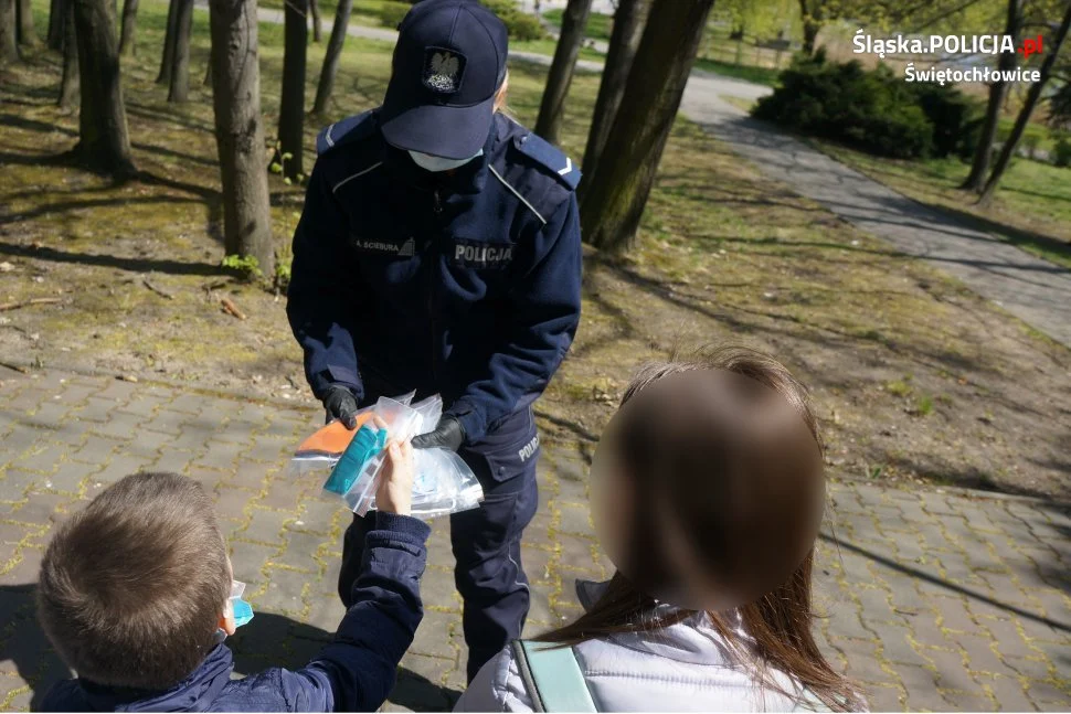 Policjanci rozdawali maseczki dla seniorów i nie tylko