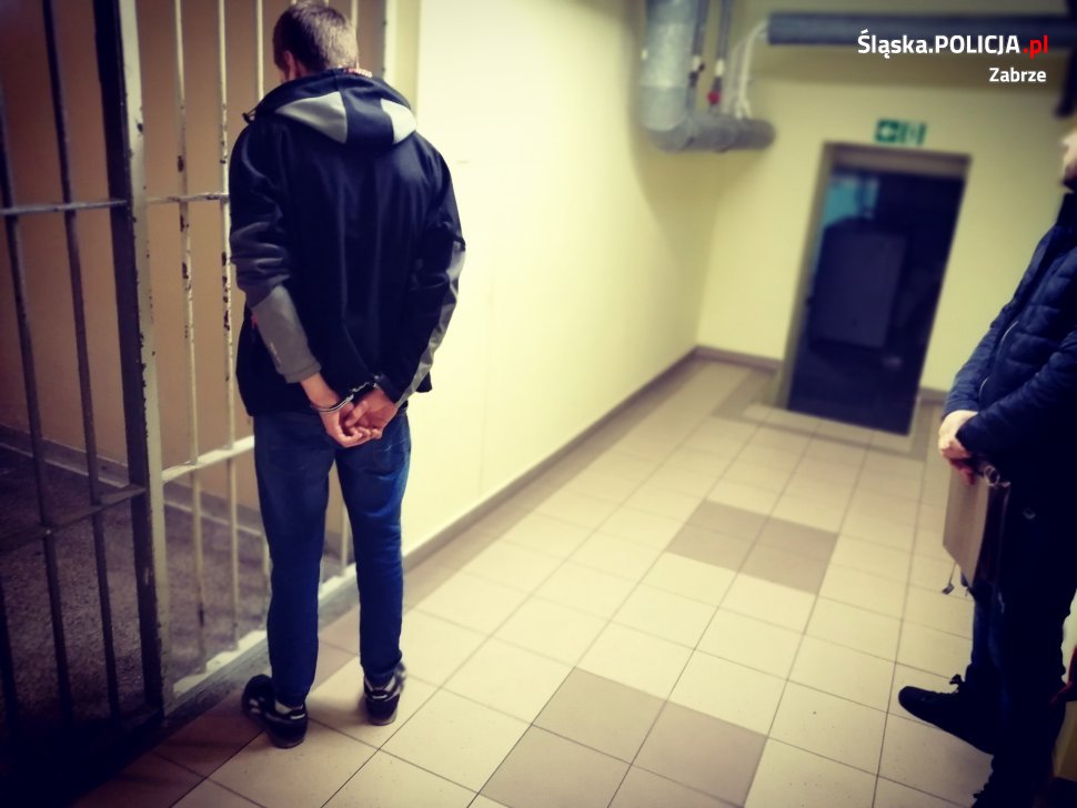 18-latek z trzema promilami kopał w samochód i urwał w nim lusterko