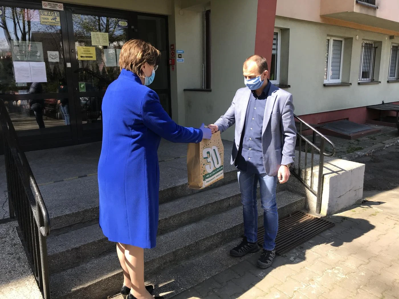 Zabrzanie w geście solidarności szyją maseczki