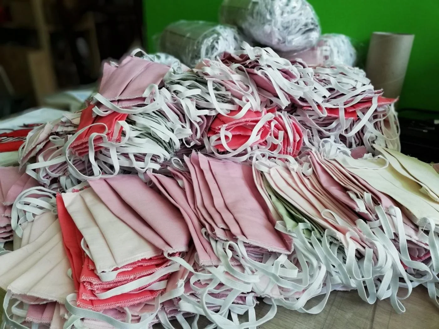 Zabrzanie w geście solidarności szyją maseczki