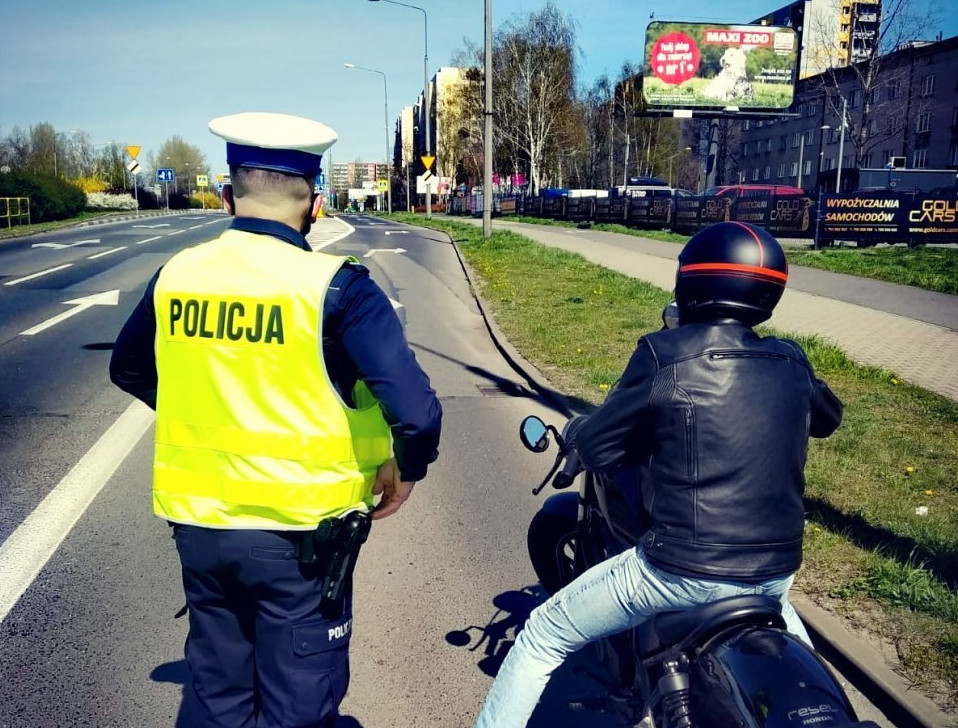 Zabrzańscy policjanci kontrolują motocyklistów