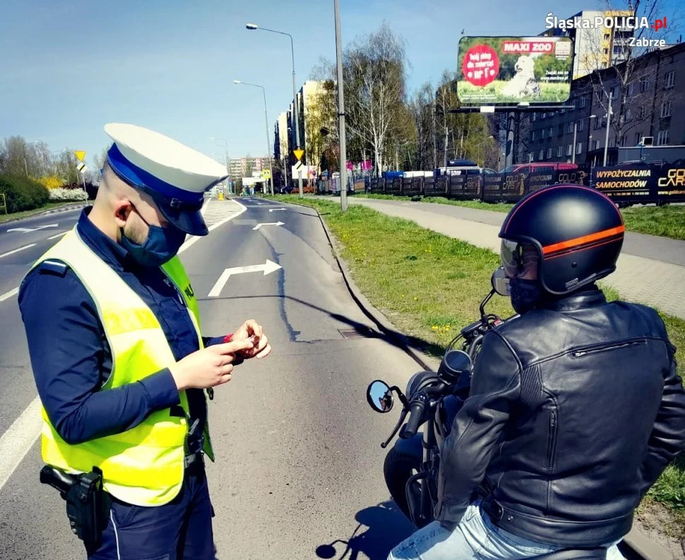 Zabrzańscy policjanci kontrolują motocyklistów
