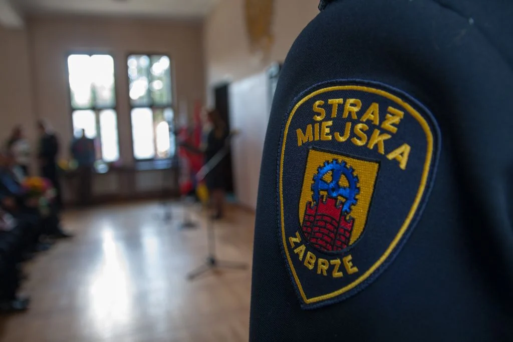 Zabrzańscy strażnicy miejscy pomagają osobom poddanym kwarantannie