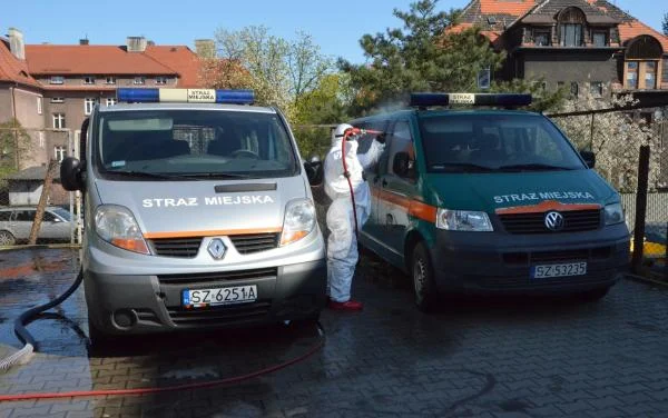 Ozonowa dezynfekcja samochodów zabrzańskiej Straży Miejskiej