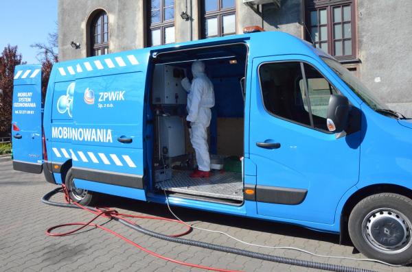 Ozonowa dezynfekcja samochodów zabrzańskiej Straży Miejskiej