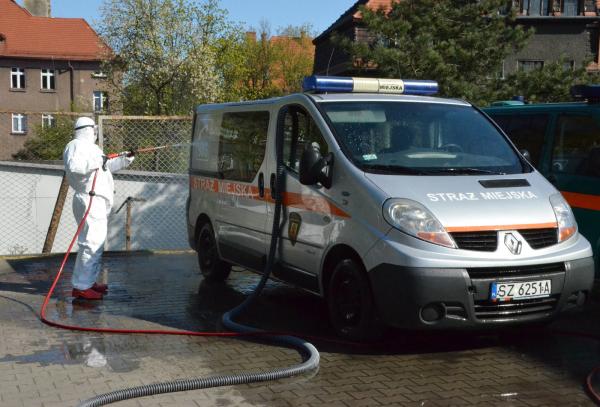 Ozonowa dezynfekcja samochodów zabrzańskiej Straży Miejskiej