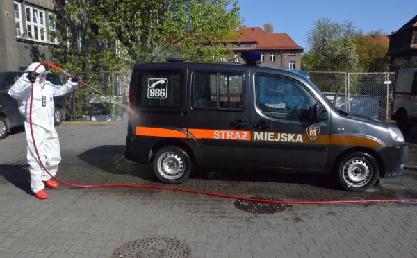 Ozonowa dezynfekcja samochodów zabrzańskiej Straży Miejskiej