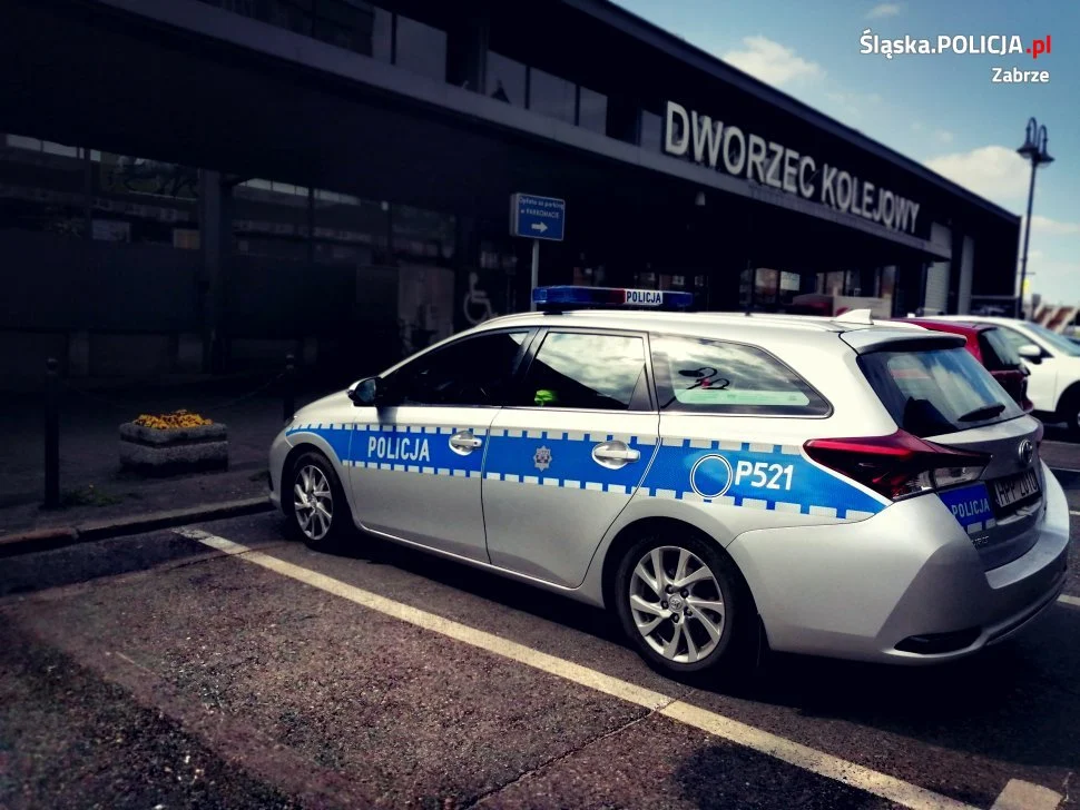 24-latek nie miał gdzie odbyć kwarantanny, więc udał się na dworzec. Pomogli mu policjanci