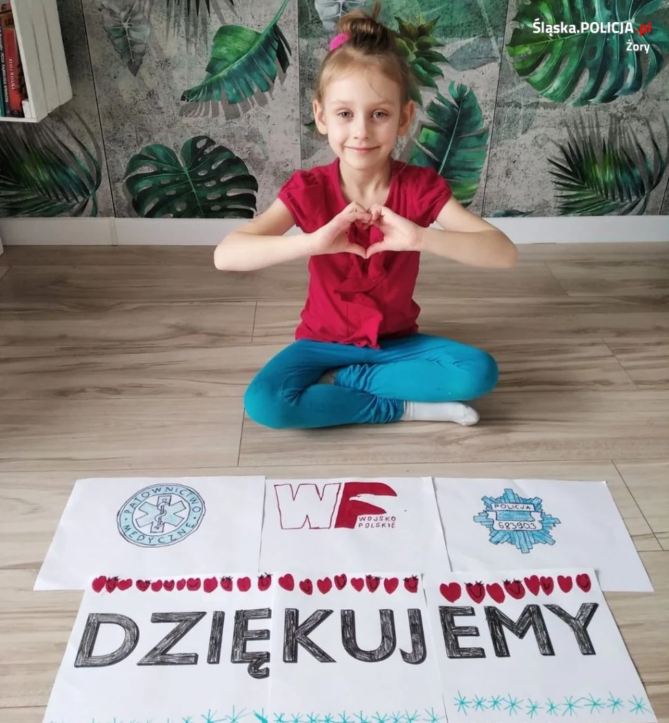 7-letnia Agatka z Żor swoimi kolorowymi pracami dziękuje służbom za ich poświęcenie