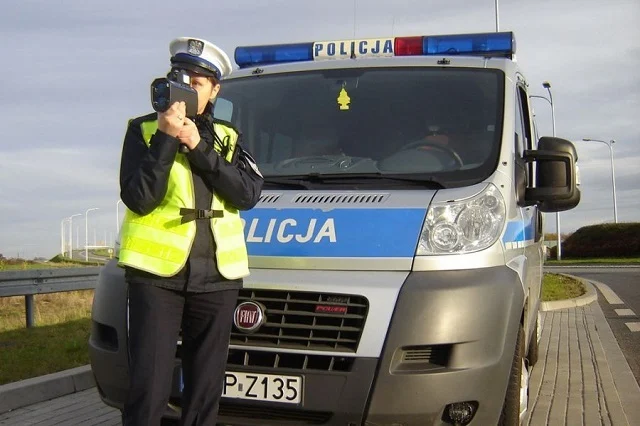 Stróże prawa apelują o zdjęcie nogi z gazu, ostrożność i rozsądek za kierownicą