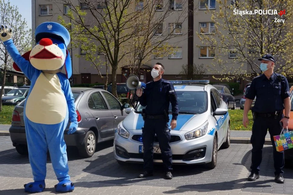 Zorganizowali urodzinową niespodziankę dla chłopca przebywającego w kwarantannie