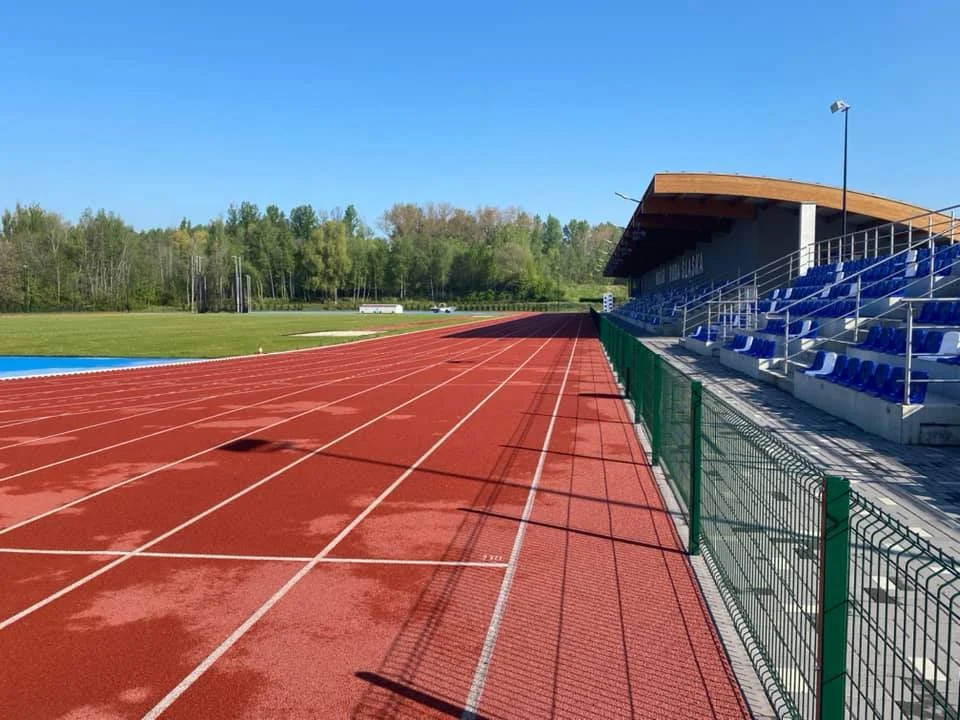 "Dobrze, że znowu jesteście" - pracownicy MOSiRu przywitali biegaczy na stadionie