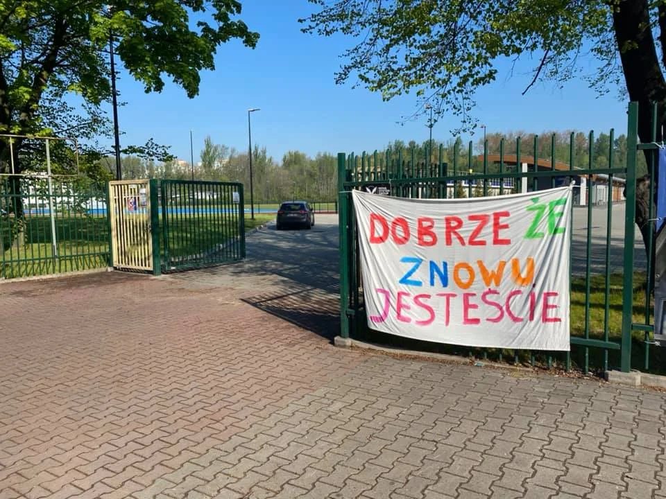 "Dobrze, że znowu jesteście" - pracownicy MOSiRu przywitali biegaczy na stadionie