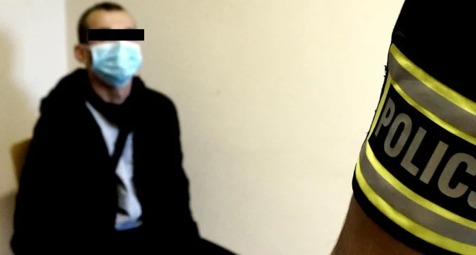 Fałszywy policjant zatrzymany przez rudzkich policjantów. 24-latek usłyszał zarzuty