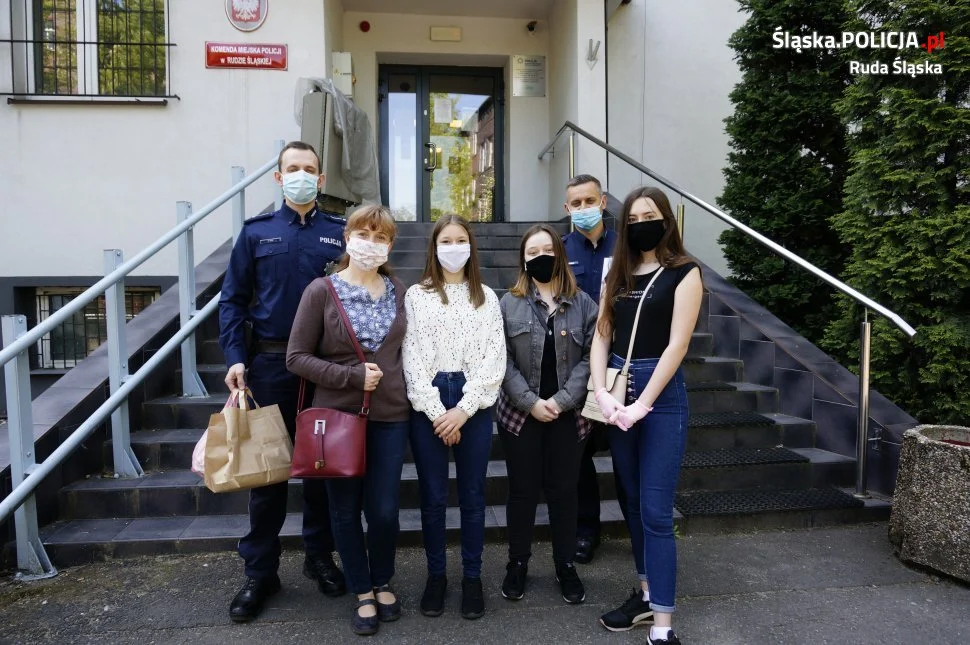 Uczennice z SP nr 1 podziękowały służbom za ich wkład w walce z epidemią