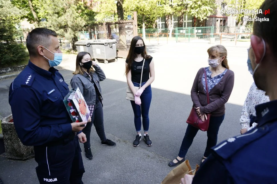 Uczennice z SP nr 1 podziękowały służbom za ich wkład w walce z epidemią